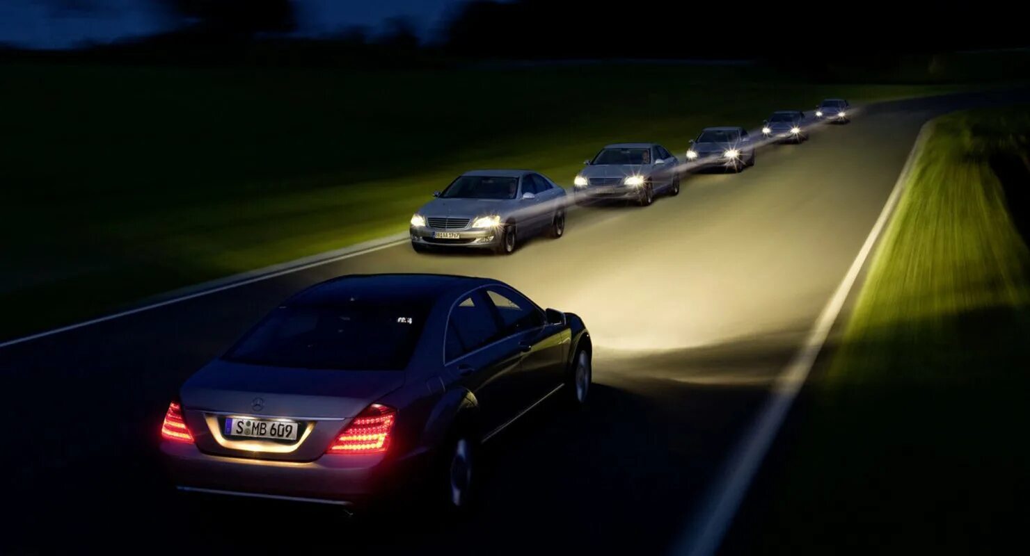 В темное время суток скорость встречного. Автомобиль на ночной дороге. Свет фар машины. Ночная дорога в машине. Свет фар на дороге.