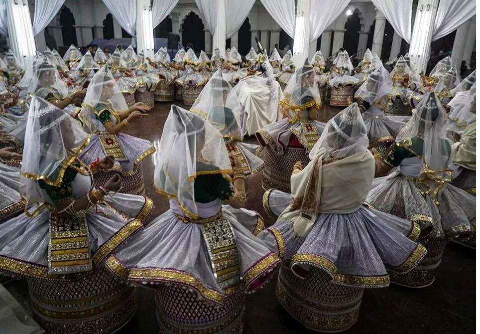 Culture presentation. Работники h&m. Народы урала чуваши. Манипури. Culture m.