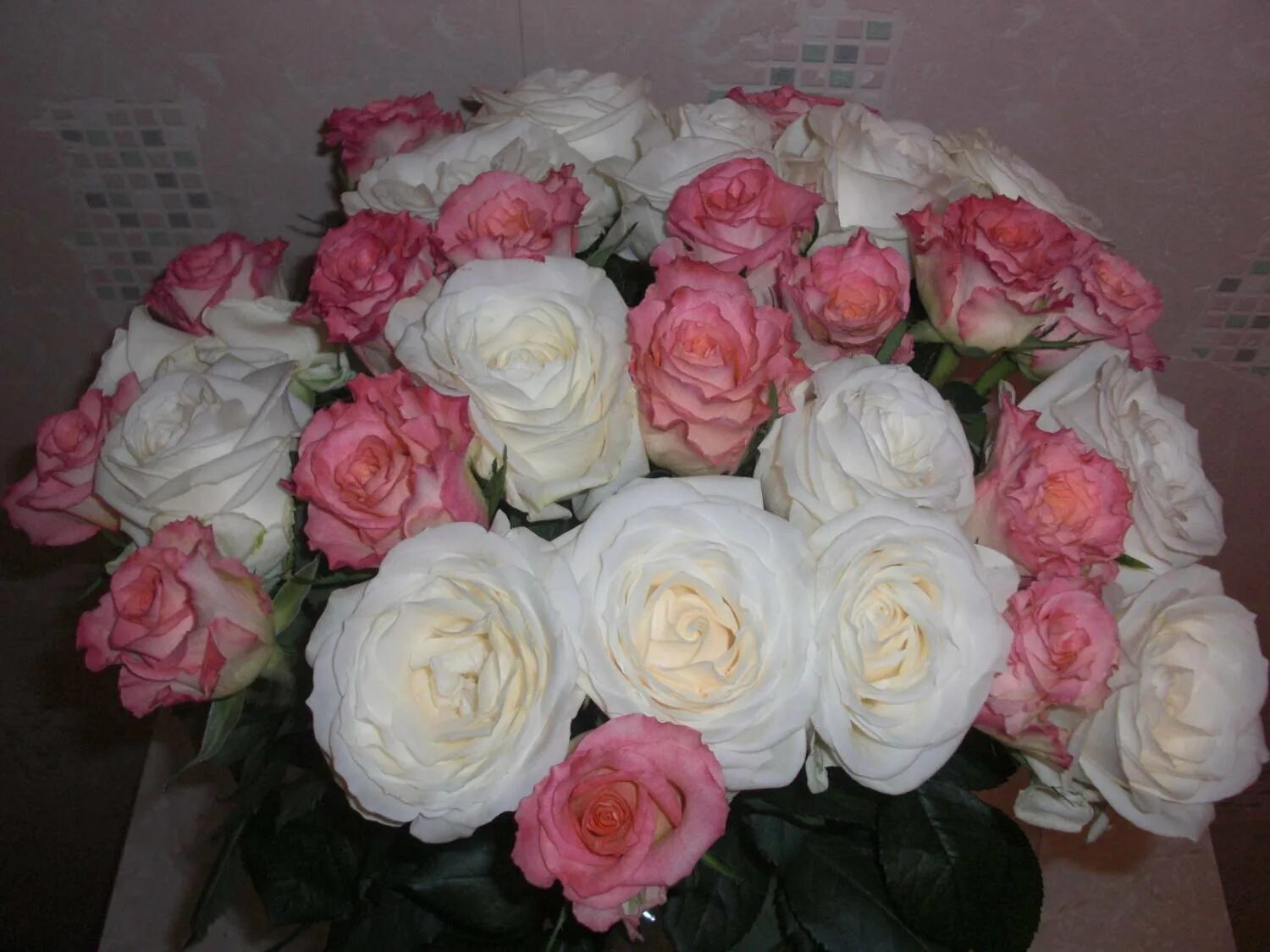Фото цветов на столе реальные. Красивый букет дома. Букет цветов в домашней обстановке. Реальные букеты цветов. Букет роз дома.