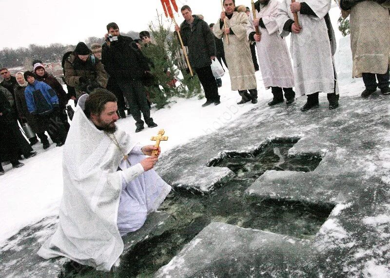 патриарх кирилл на окунание в проруби. патриарх кирилл в купели. священник в проруби на крещение. о крещении. священник в проруби на крещение.