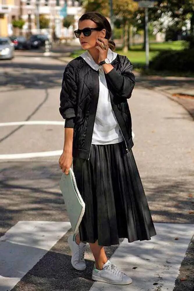 Черная плиссированная юбка миди. Длинная юбка с кедами. Образы с юбкой миди.
