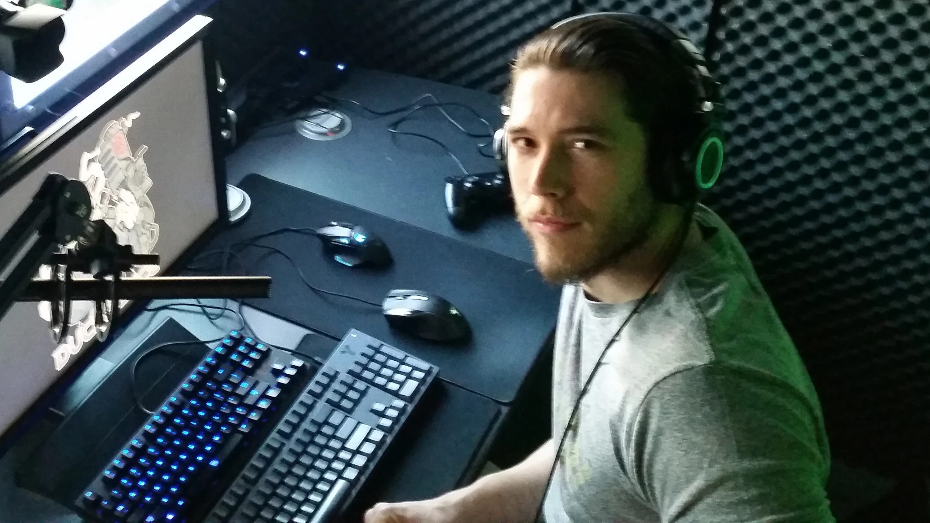 Стример геймер. Стример мэтью. мэтью ринаудо стример. стримеры twitch. стримеры люди.