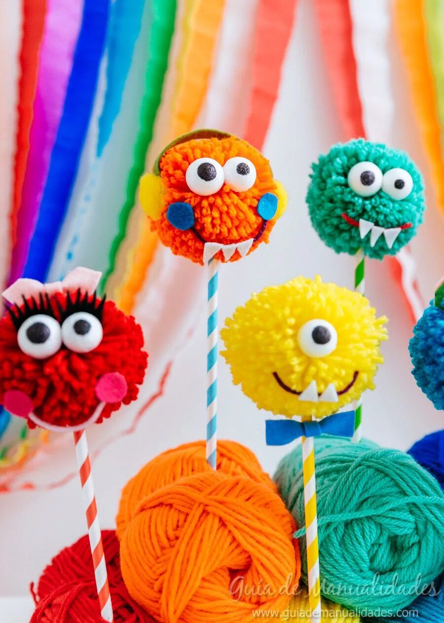Идеи мастер классов для детей. Игрушки из помпонов. Поделки для детей. Игрушки из помпонов пряжи. Идеи поделок для детей.