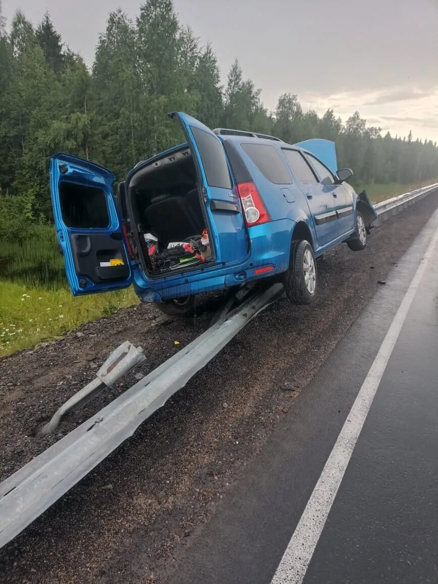 Отбойник для автомобиля. Дороги Карелии. Фото на трассе. Отбойник аварии