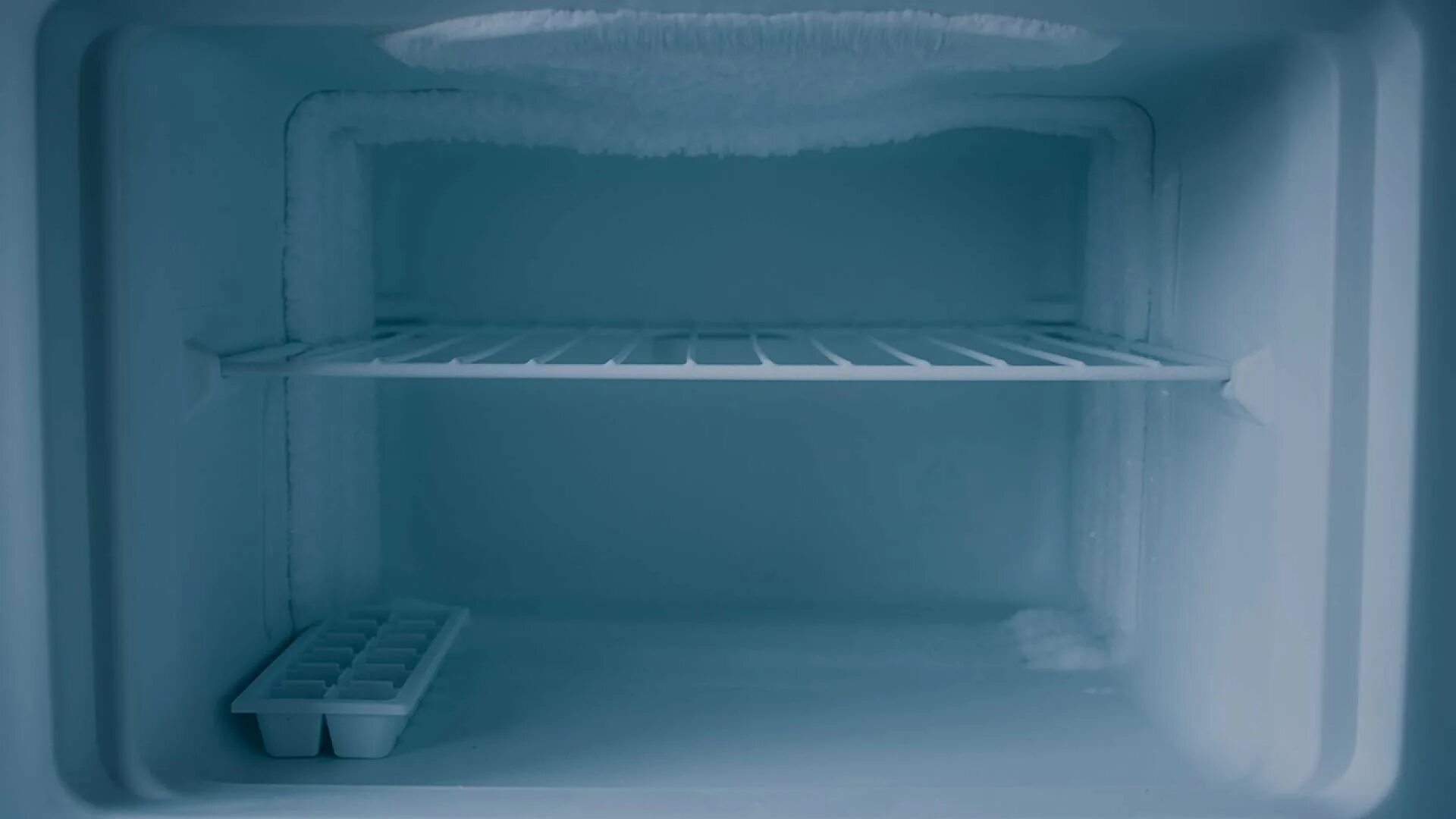 Пустой холодильник. Морозилка внутри. Морозильная камера. Морозильная камера изнутри. Морозильник внутри.