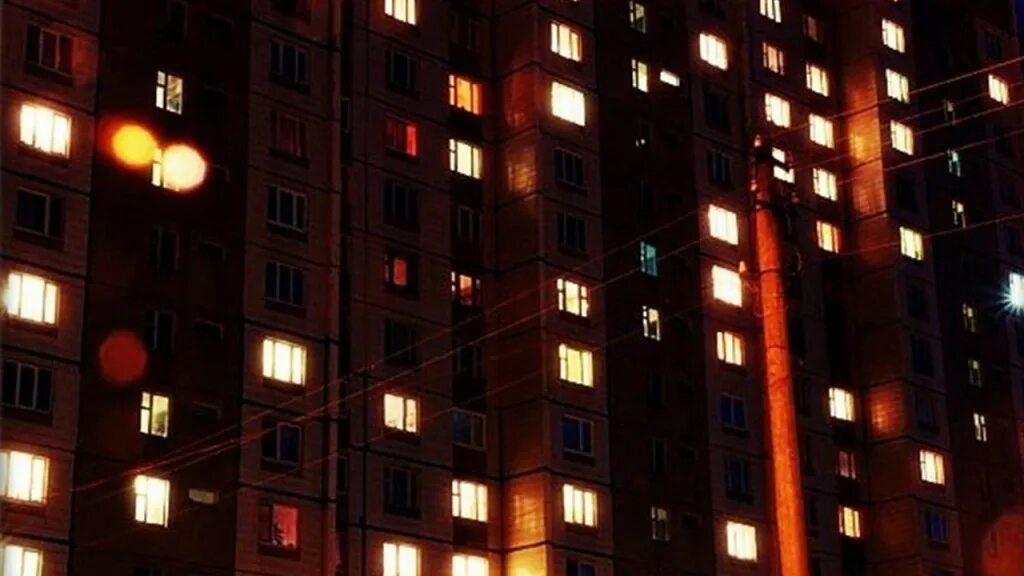 Многоэтажный дом ночью. Многоэтажки вечером. Ночные окна домов. Светящиеся окна многоэтажек. Вечером 12 ночью 10