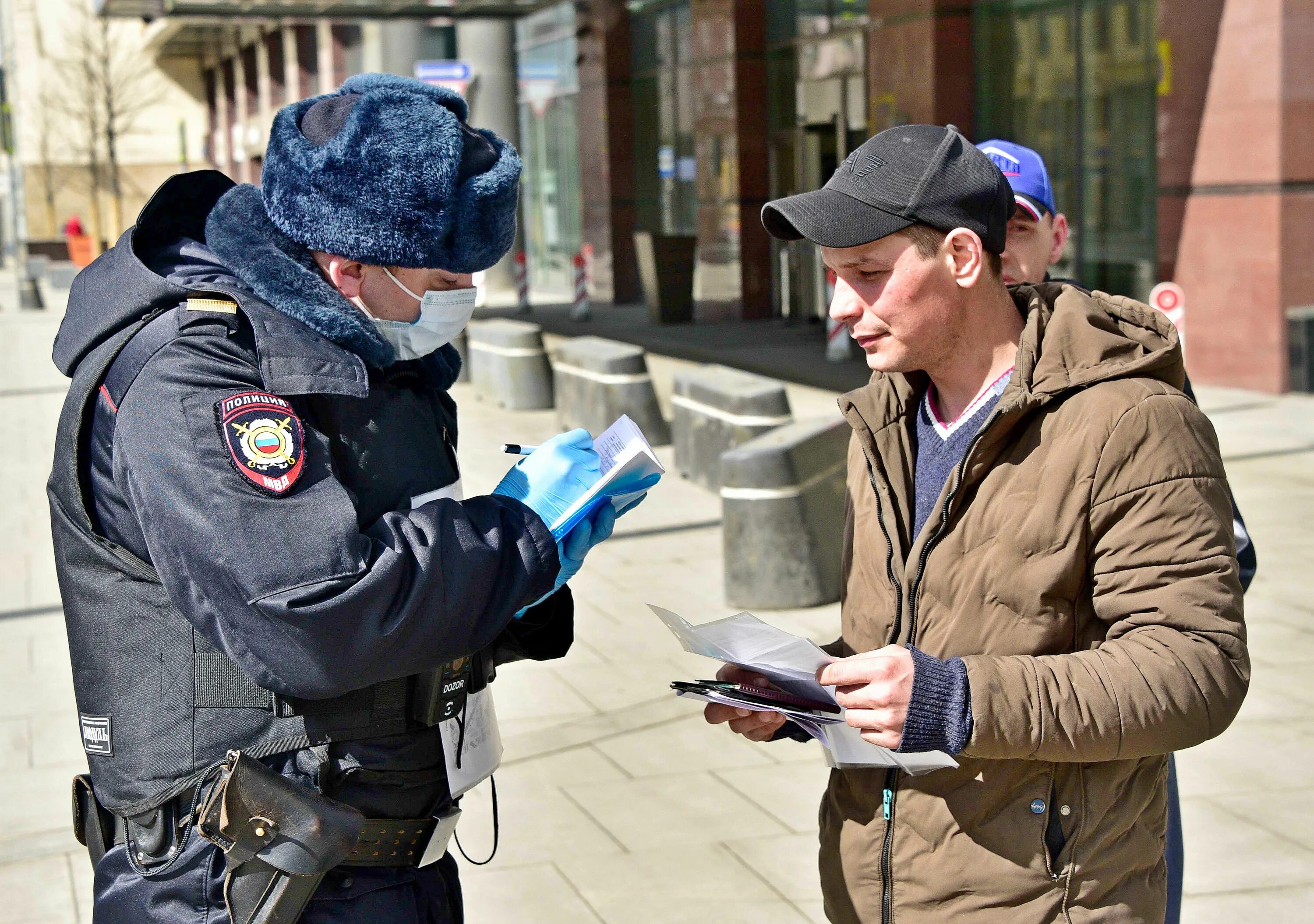 Полиция проверяет документы. Проверка документов полицией. Документы полицейского. Милиционер проверка документов. Москва оштрафовано