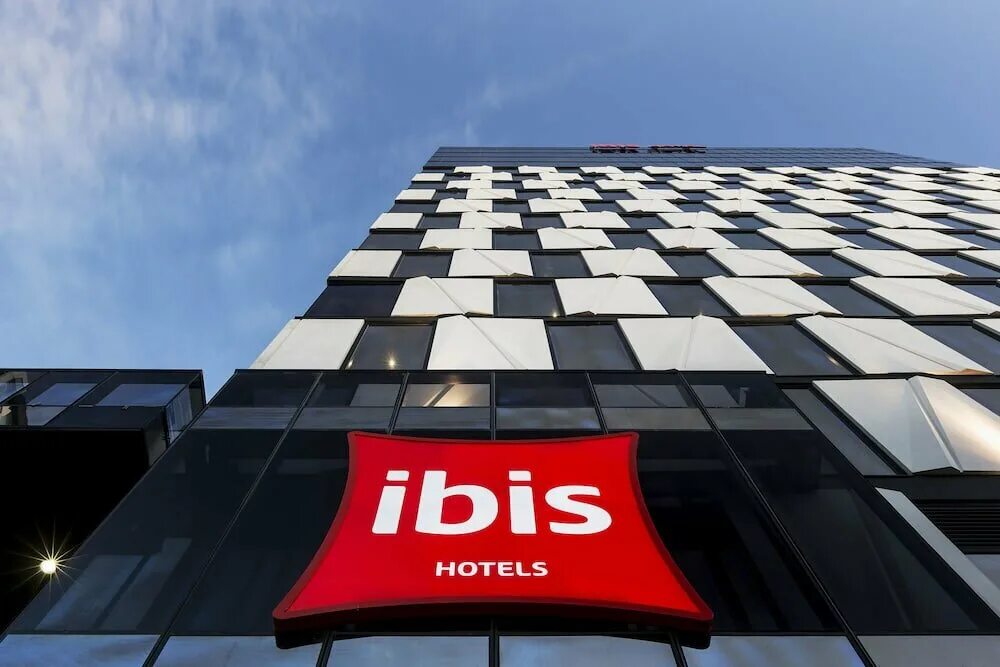Сеть отелей ibis. Ибис ярославль гостиница. Сеть отелей ibis. Первый отель ибис в мире. Ооо ибис.