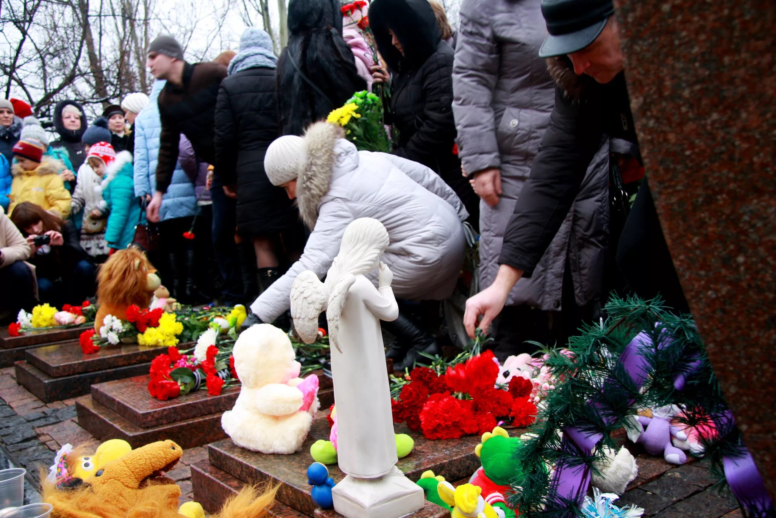 Донбассе убивали детей. Памяти погибших детей. похороны детей погибших в донецке.