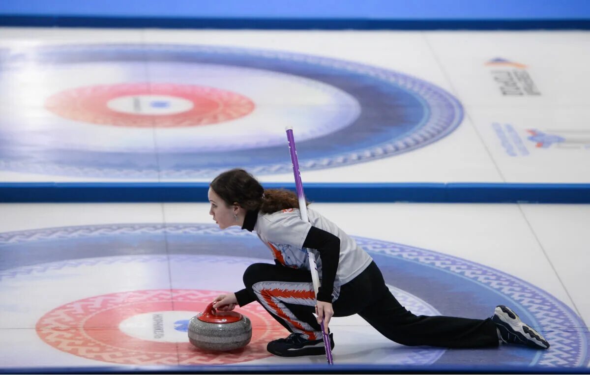 Керлингистки россии фото максим. Зимние олимпийские виды спорта керлинг. Олимпиада 2018 керлинг. Скип (кёрлинг). Игра на льду напоминающая керлинг.