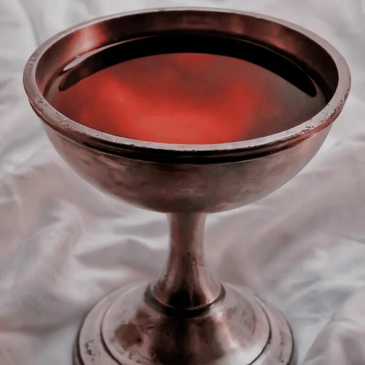 Чашу полную вина. Чаша Грааль Евхаристия. Чаша Святого Грааля. Чаша для вина. Старинная чаша для вина.