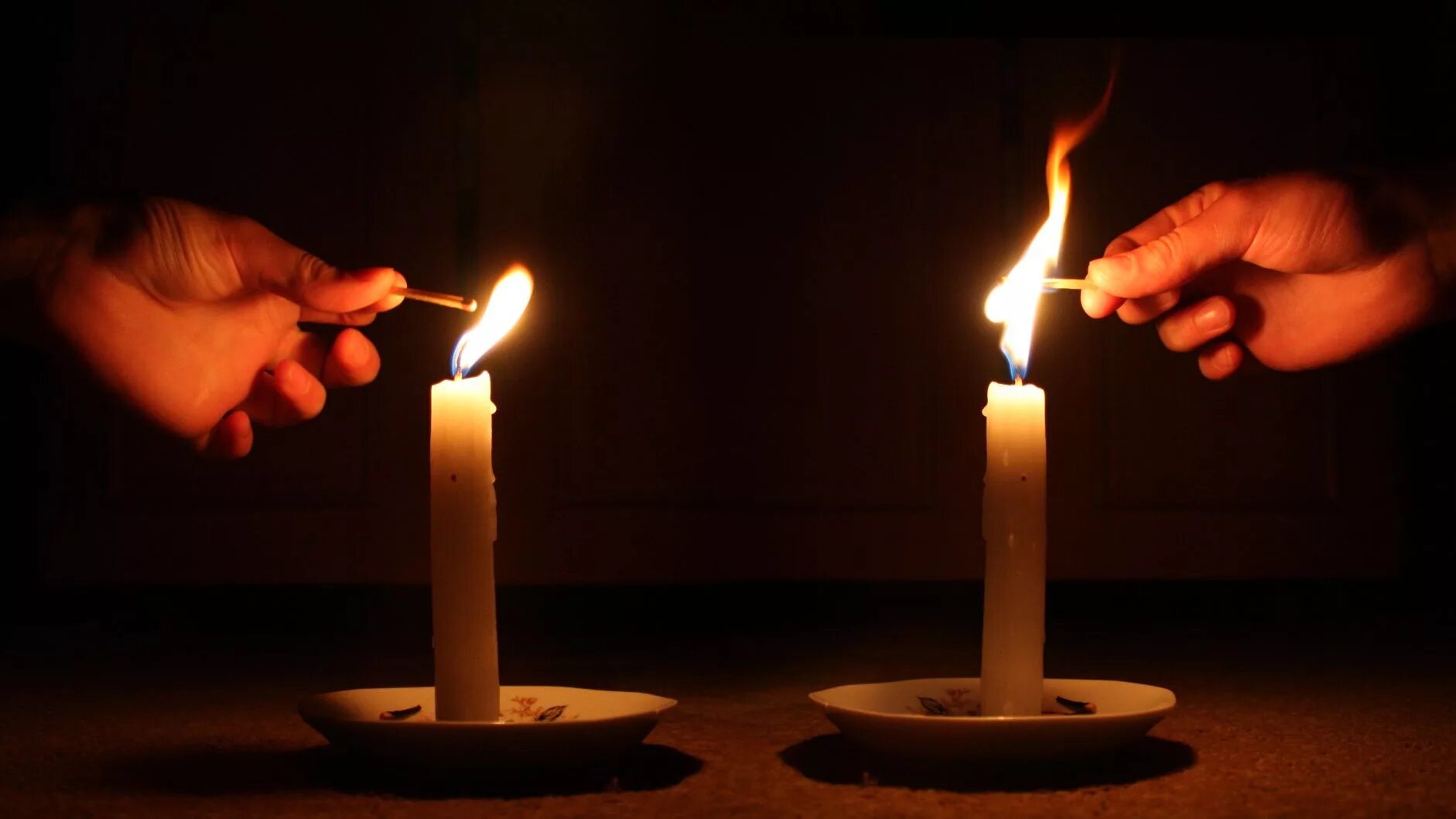 зажженная свеча. свечки надо зажигать. поджигает свечи. зажженная свеча. спички для свечей.