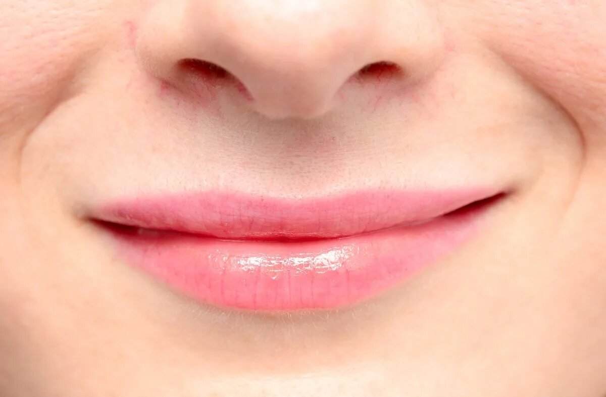 Close lips. Улыбающиеся губы. Улыбка с сомкнутыми губами. Улыбка со сжатыми губами. Губы в усмешке.