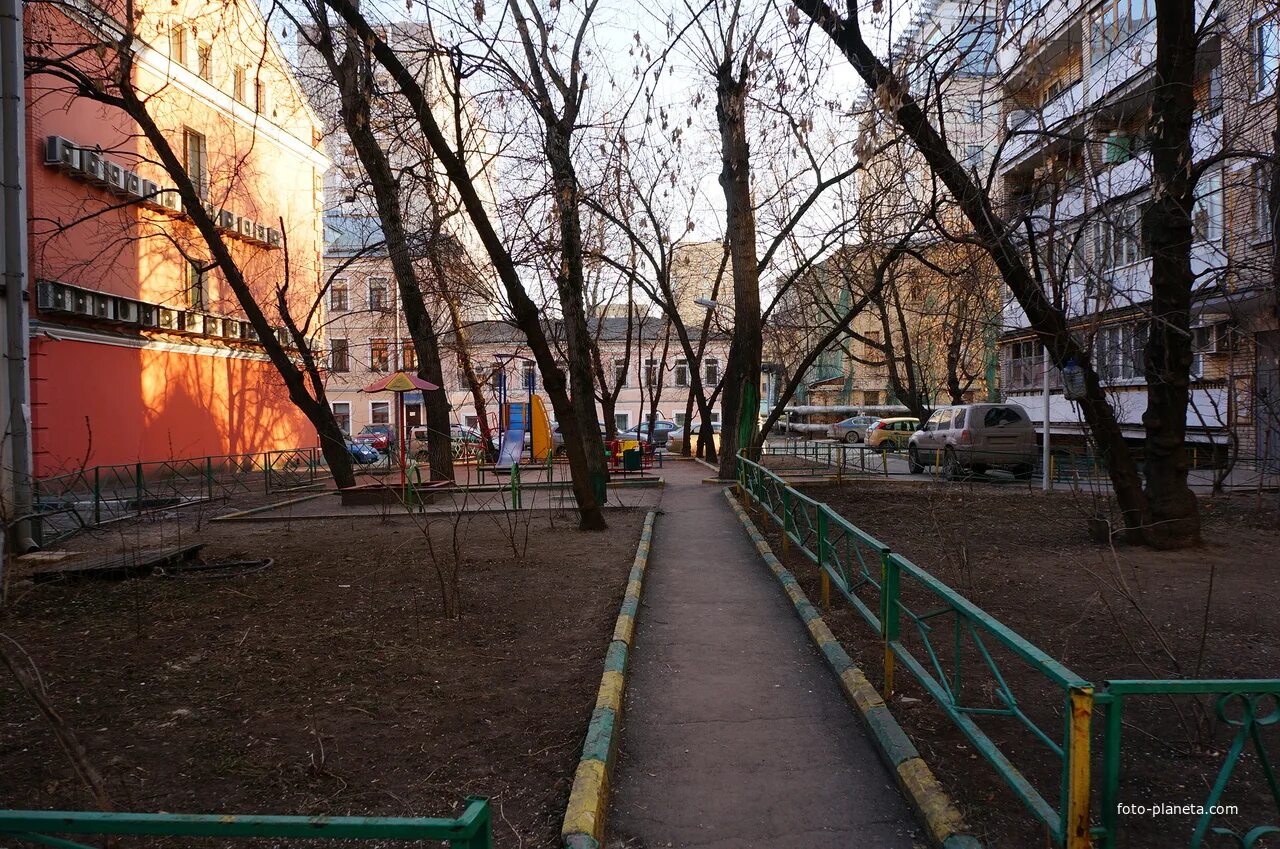 Ясный берег новосибирск. Ясный берег новосибирск реклама. Ясен двор. Ясен двор. Ясен двор.