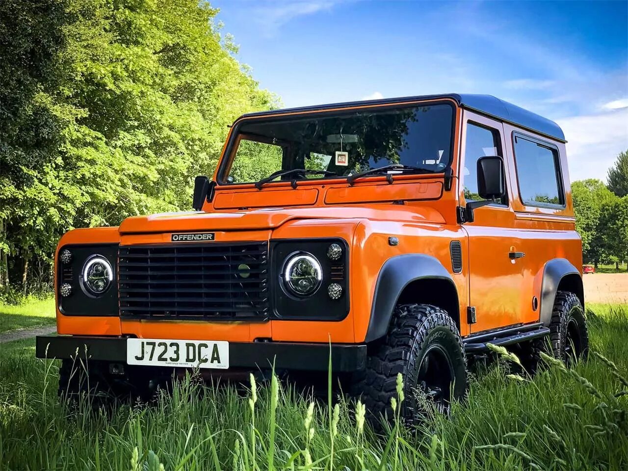 Авто defender. Лэнд ровепе Дефендер 90. Ленд Ровер Defender 90. Ленд Ровер Дефендер 75. Land Rover Defender 90 оранжевый.