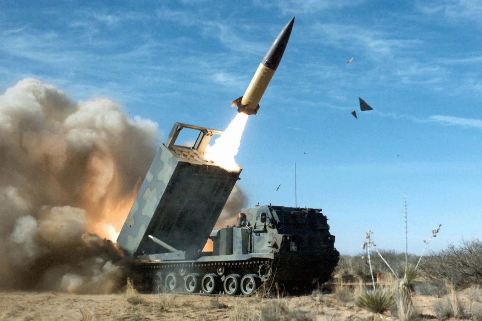 Атамс ракета радиус поражения. M270 mlrs ракетный комплекс. ракета mgm-140 atacms. рсзо сша m270 mlrs. mgm-140.