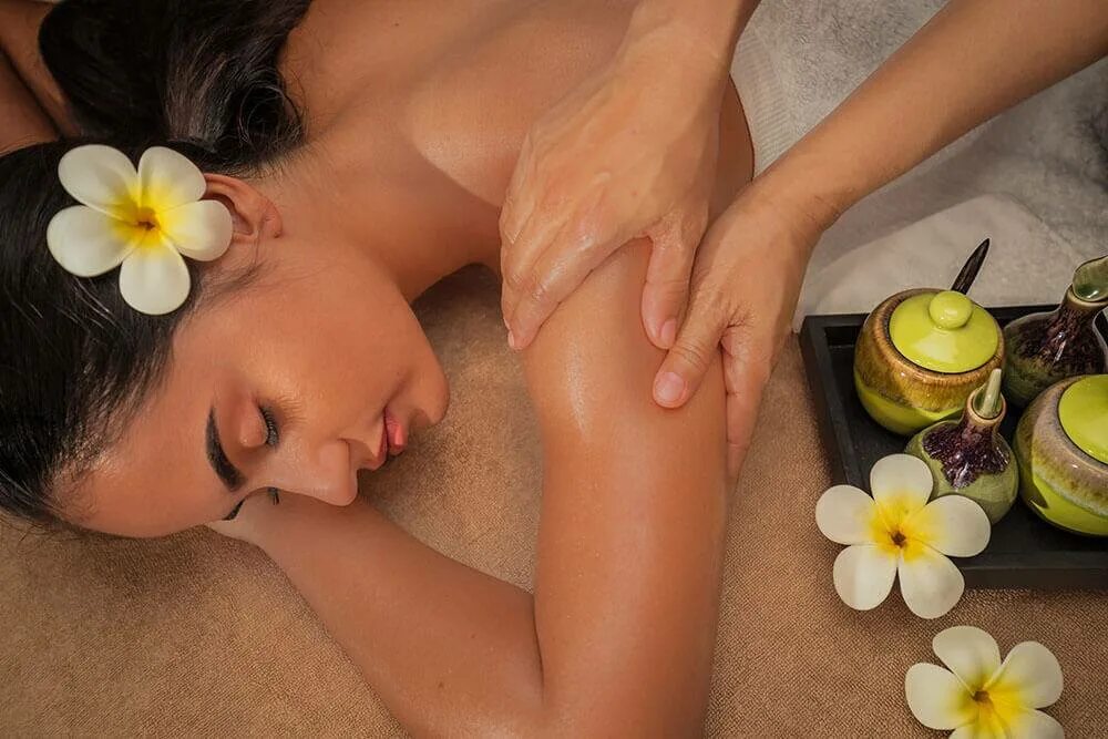 Massage oil girls. Тайский Арома Ойл. Тайский Ойл массаж. Масляный массаж тела. Ароматерапия массаж.