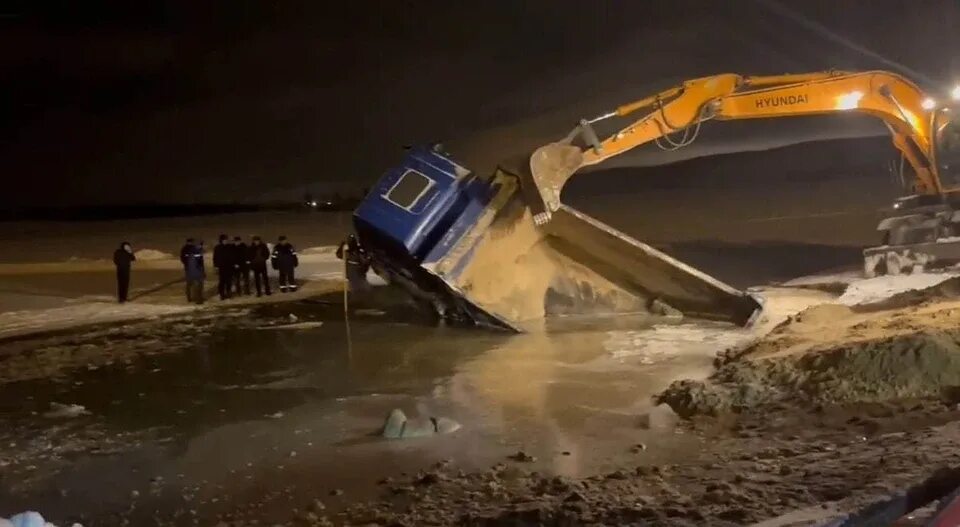 Камаз груженый песком. Яма для грузовика. Камаз груженный песком. Ушла под лед. Песок фото.