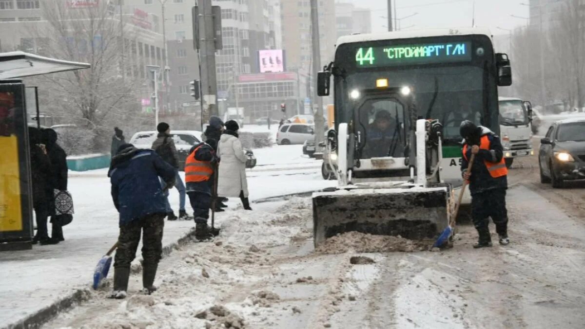 Непогода в Астане. Астана зимой. Сугробы в Астане. Бульдозер снегопад в городе. Погода в астане на год