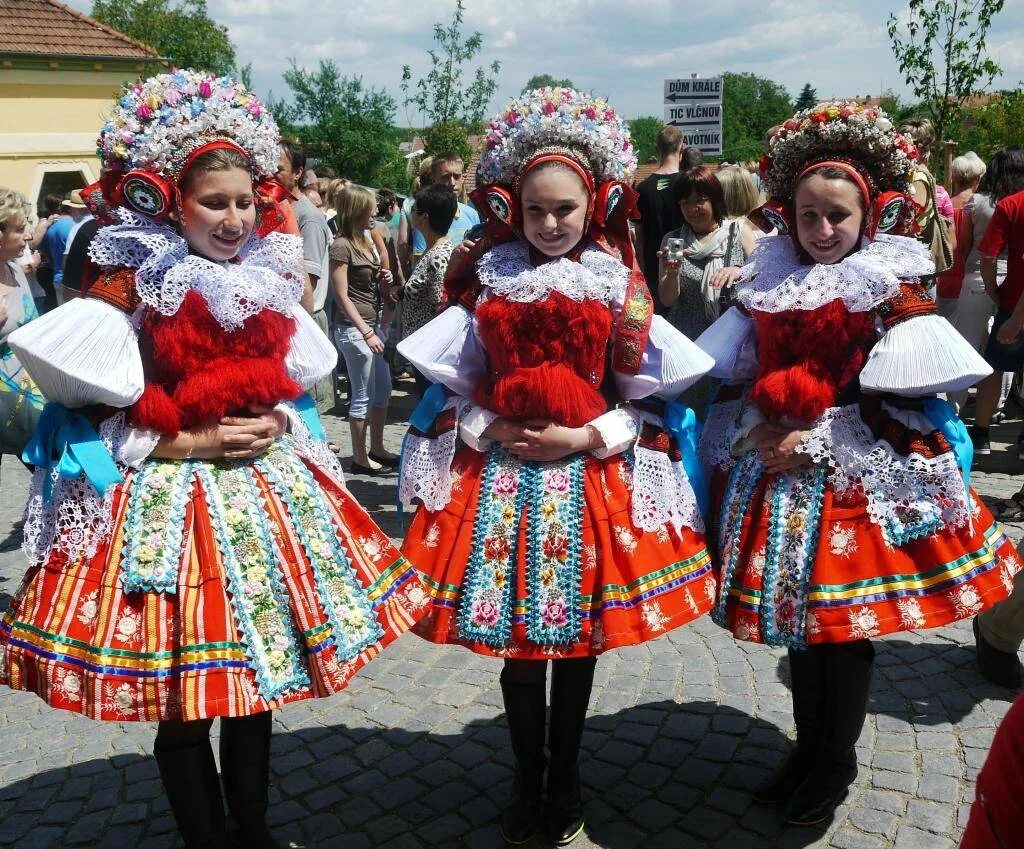 Население чехословакии. Поляки чехи словаки. Национальная культура Чехии. Население Чехии. Национальный костюм Чехии.