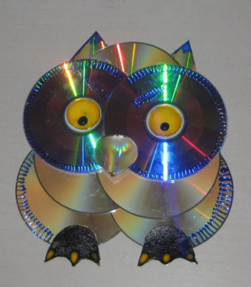 Украшения из дисков. Украшения из компакт дисков. Украшение из СД дисков для сада. Интерьер из компакт дисков.