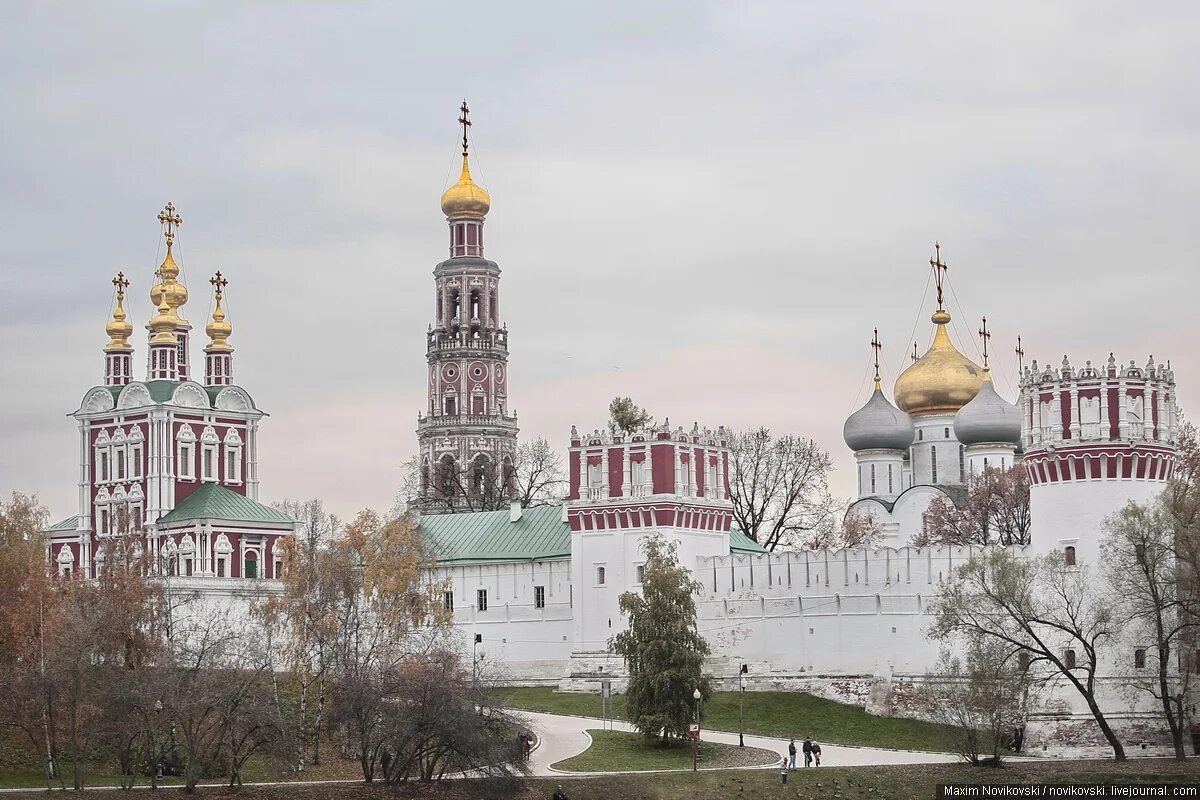 Известные монастыри москвы. Богородице-Смоленский Новодевичий женский монастырь, Москва. Новодевичий монастырь в Москве 1524. Новодевичий монастырь Москва в 1524 году. Новодевичий монастырь 1524 ансамбль монастыря.