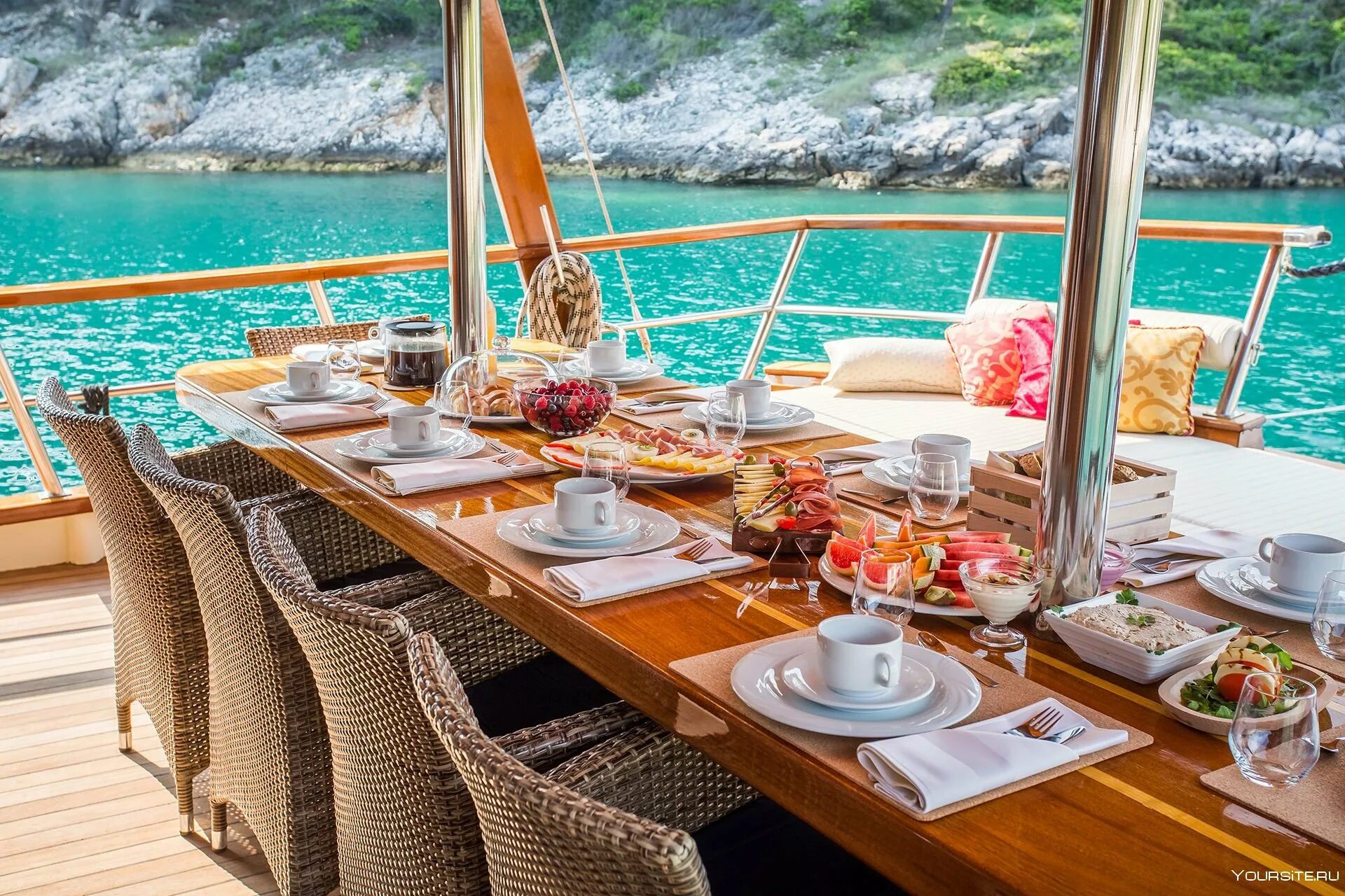 Меню палуба. Роскошный завтрак на яхте. Завтрак у моря. Обед на яхте. Завтрак с видом на море.