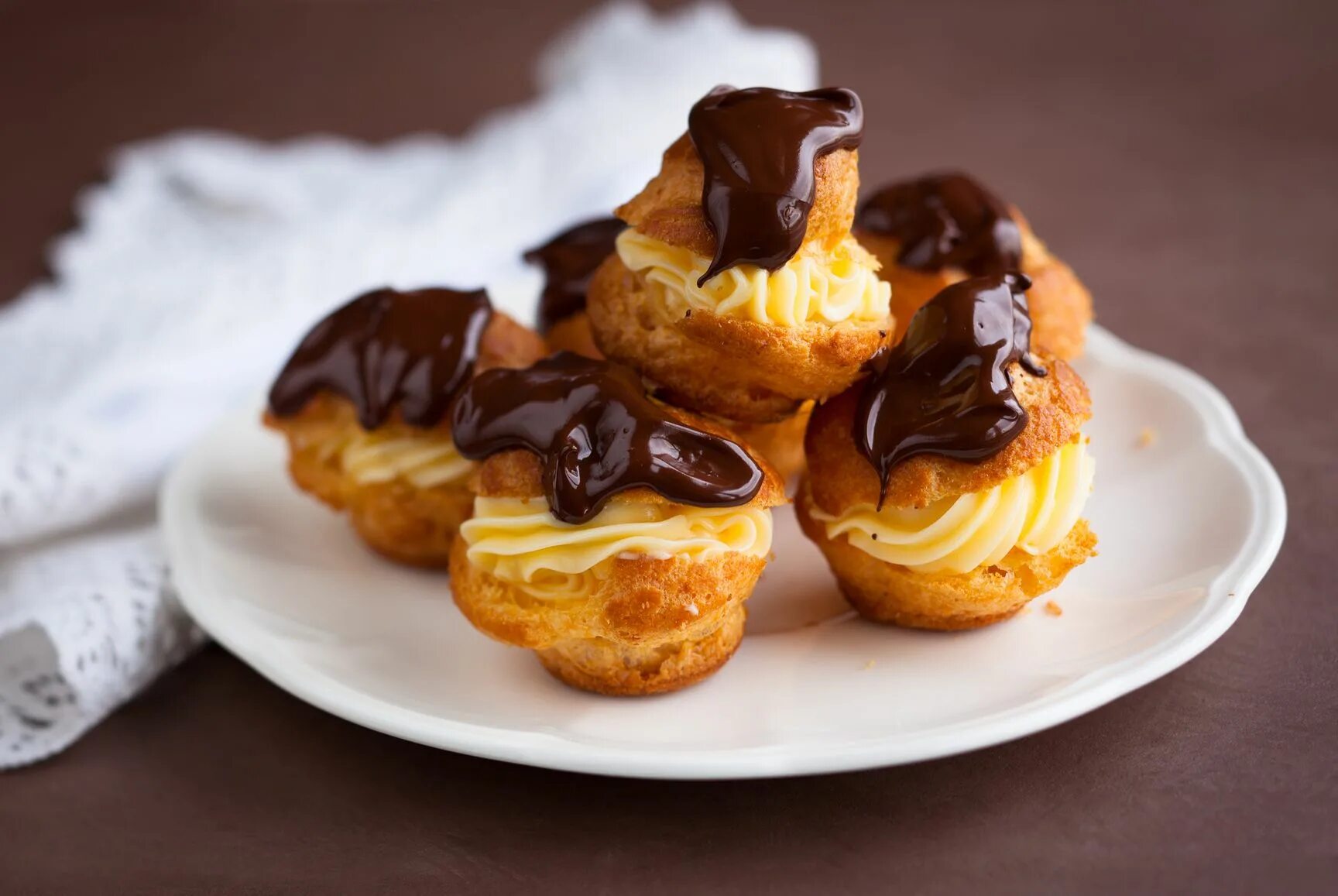 Самая вкусные заварные. Профитроли — les Profiterole. Заварные профитроли эклеры. Пирожное заварное эклеры профитроли. Профитроли заварные Слакон.