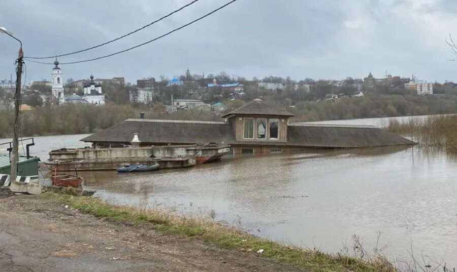 Разлив оки 2024 в калуге. Плавучий ресторан Робинзон. Плавучий ресторан Робинзон Калуга. Калуга затонувший ресторан. Понтонный мост Калуга ресторан.