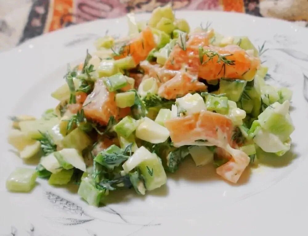 Салат с семгой и яйцом. Салат с сёмгой слабосолёной и огурцом. салат из сёмги слабосолёной с огурцом. салат с сёмгой и свежим огурцом.