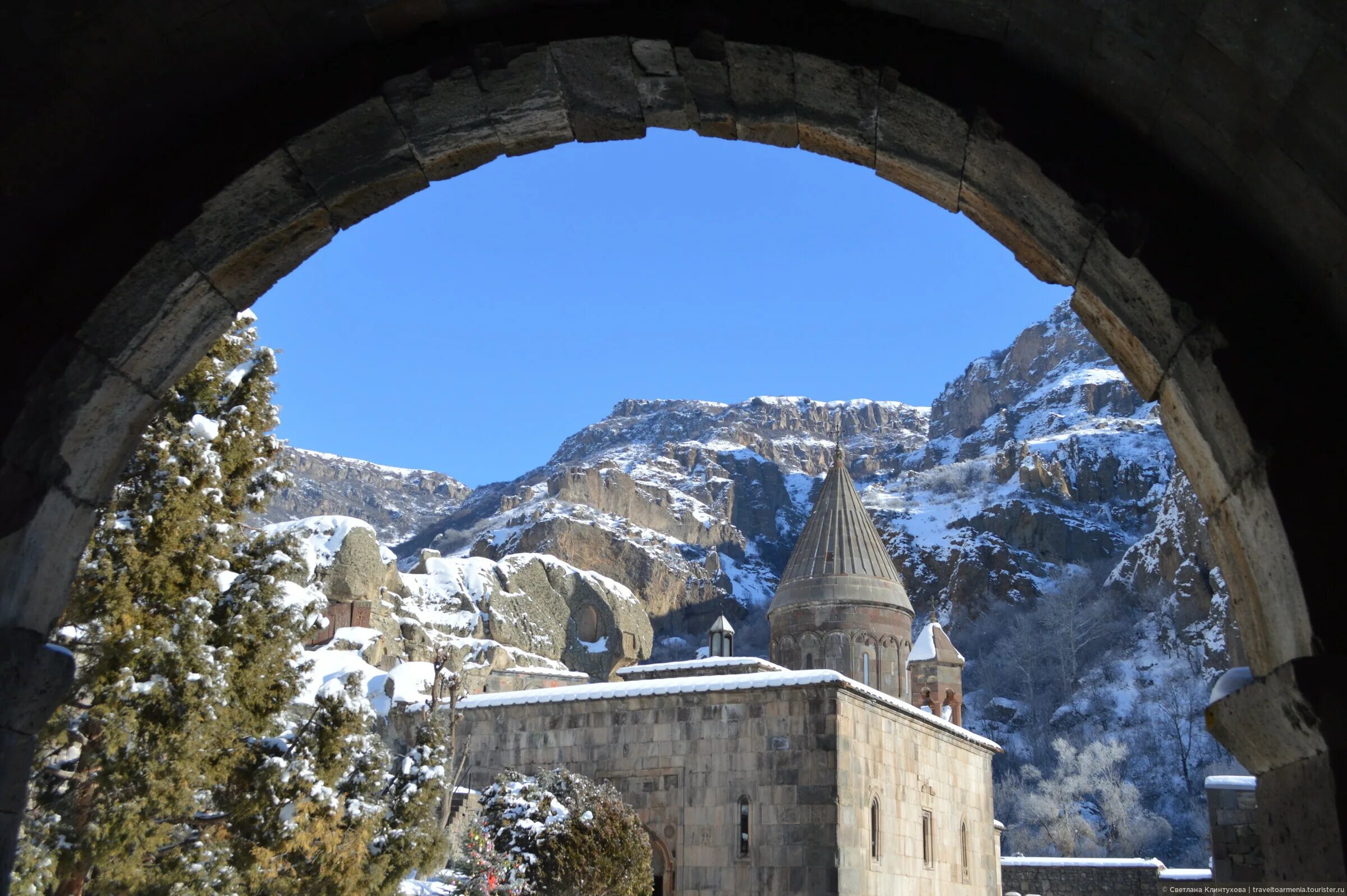 Можно ли ехать в армению. Монастырь Гегард Армения. Гехард монастырь Армения. Монастырь Гегард Армения зимой. Гехард монастырь Армения зимой.