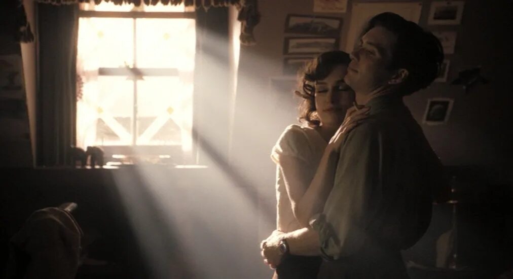 запретная любовь фильм 2008 кира найтли. запретная любовь кадры. сиенна миллер запретная любовь. запретная любовь кадры.