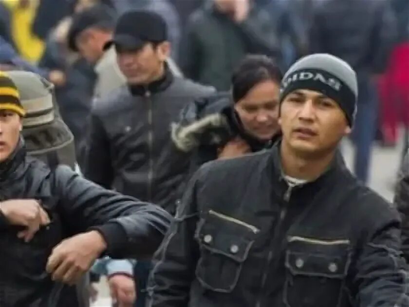 Толпа таджиков. Мигранты. Отделения мигрантов. Узбеки в аэропорту. Займи мигрантов.