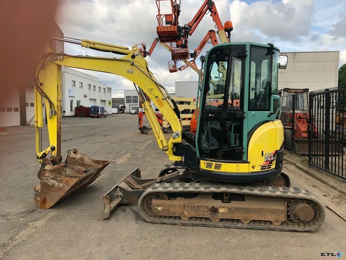 Мини янмар. Янмар вио 50. yanmar мини экскаватор. yanmar мини экскаватор гусеничный. мини экскаватор yanmar vio 30.