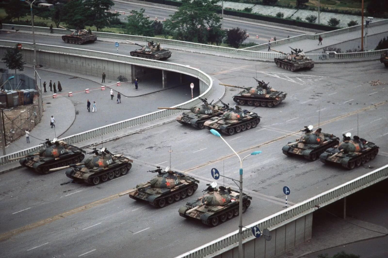 Площадь тяньаньмэнь 1989 неизвестный бунтарь. Протесты в китае 2022 танки. Тяньаньмэнь 1989 танк. Китайские танки. Неизвестный бунтарь.