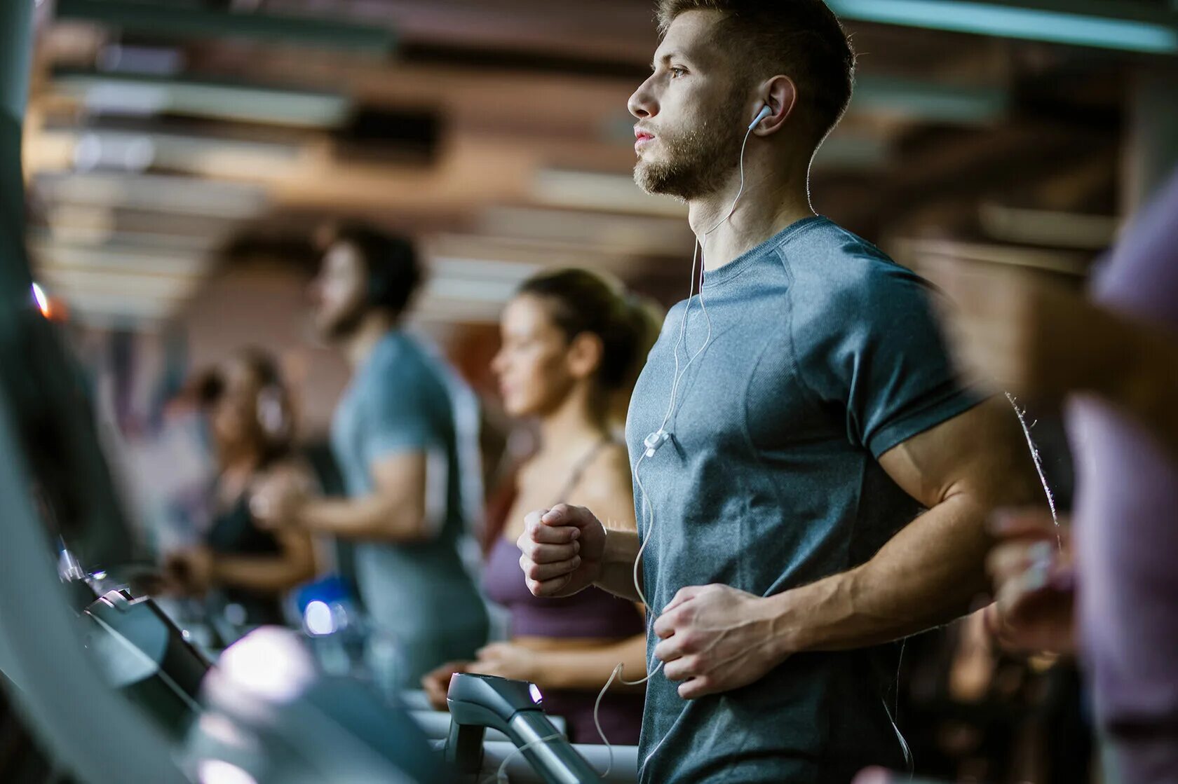 Спортивное чело. Спортивные люди. Люди в спортзале. Человек тренируется. Много людей в спортзале.