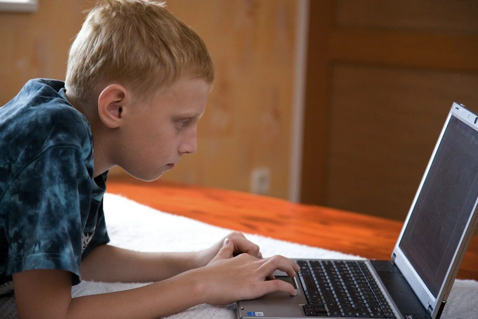 Видео подростков 15 лет. Boy using Computer 2d. Boy Информатика коррекция фото. Cute Computer. B watched Kid.