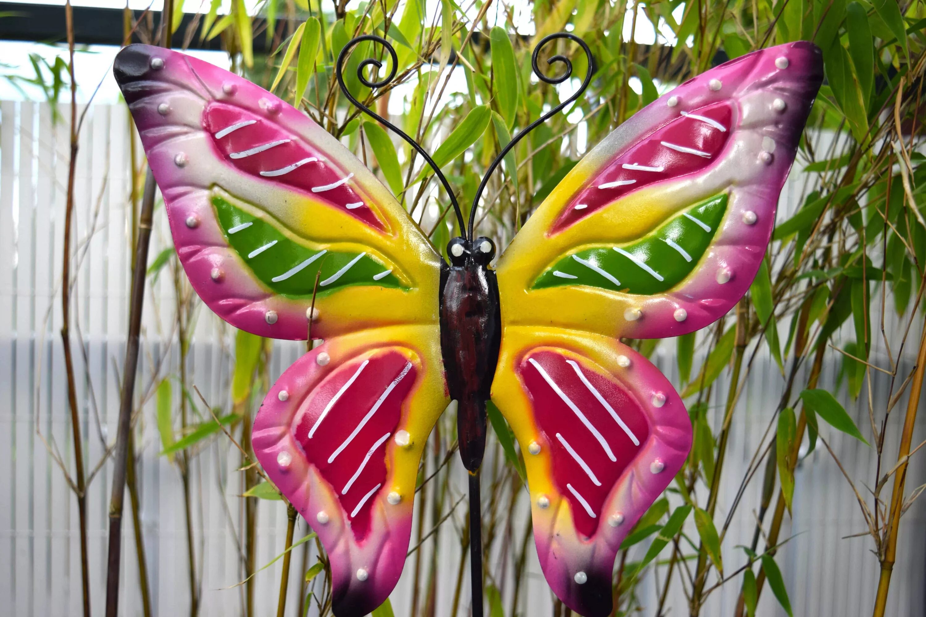 Самодельные бабочки. Бабочки для украшения. Бабочка из бутылки. Бабочка из пластиковой бутылки. Декоративные бабочки.