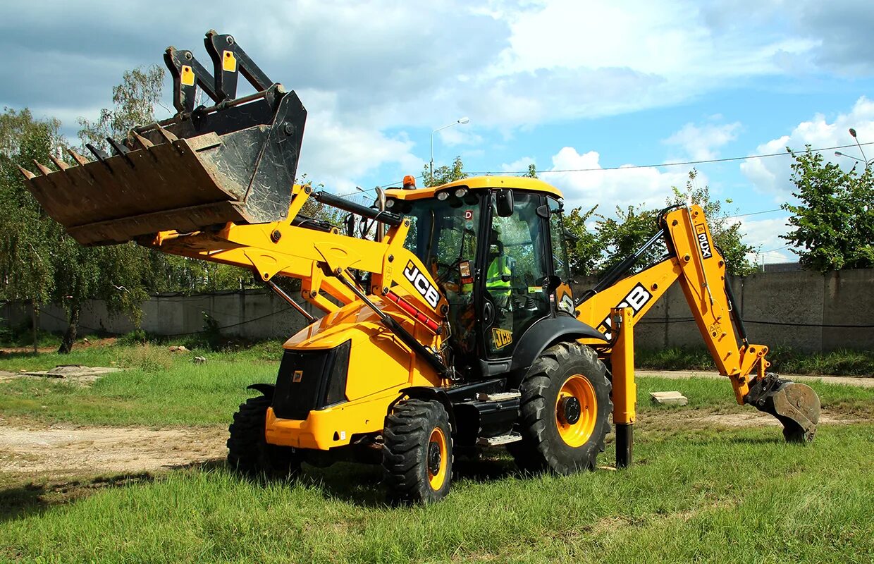 Тракторные услуги. Экскаватор-погрузчик JCB 3cxs14m2nm. Трактор погрузчик JCB. Трактор с ковшом JCB. JCB 3cx Глобал.