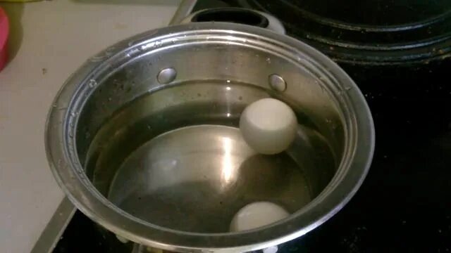 Если яйца всплыли в воде перед варкой. Если яйца в кастрюле стоят. Если яйцо всплывает в холодной воде. Если яйцо всплывает в холодной воде до варки.