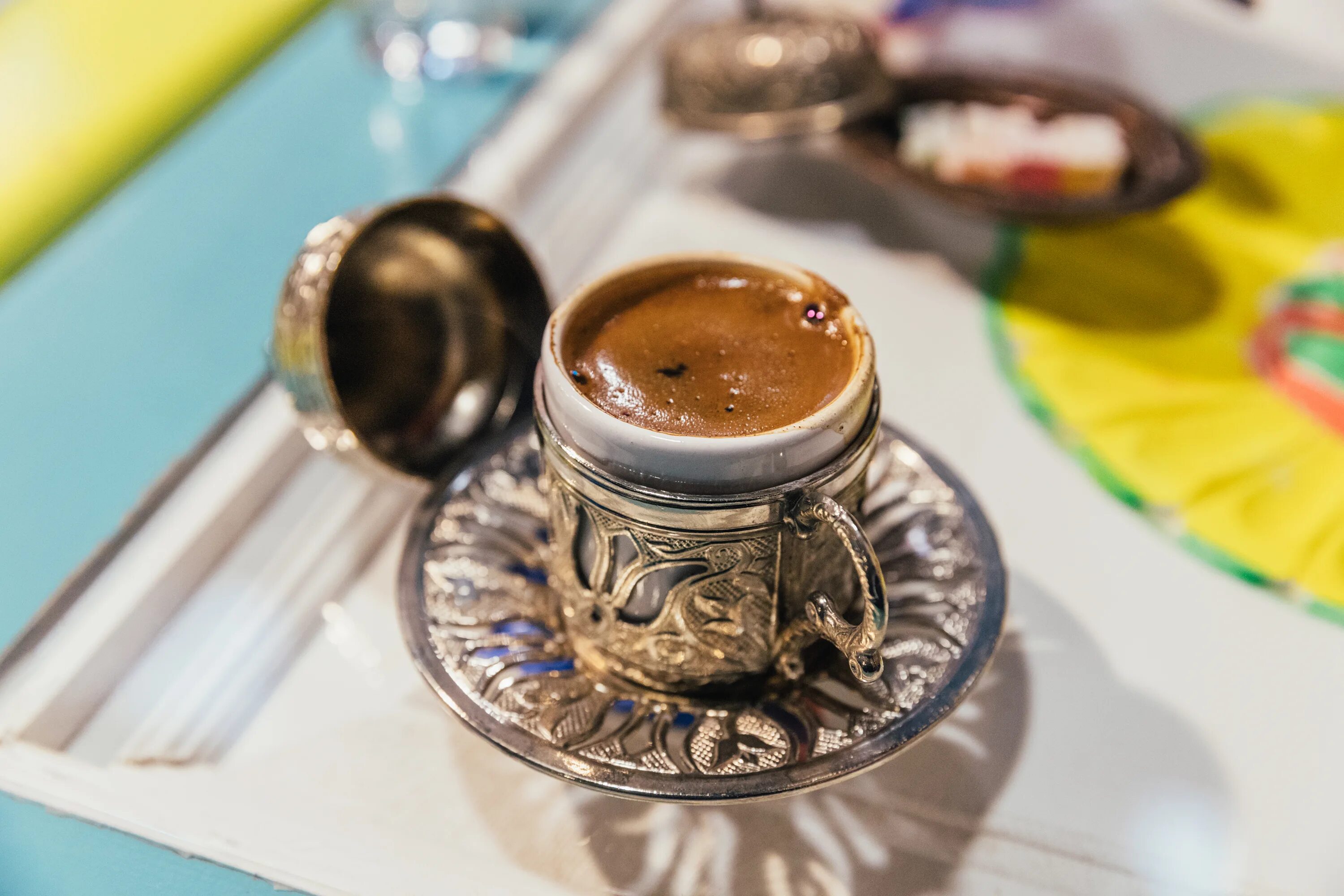 Турецкий кофе для турки. Турецкий кофе. Кофе по турецки. Турецкие стаканчики для кофе. Стаканы для кофе турка.