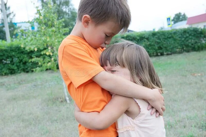 Лапает младшую. Мальчик и девочка обнимаются. Мальчик обнимает сестру. Мальчик обнимает девочку. Старший брат обнимает сестру.
