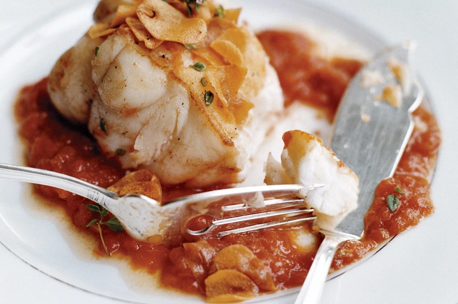 морской черт запеченный. корейская кухня на обед. морской черт блюдо. блюда для гурманов. европейский удильщик.