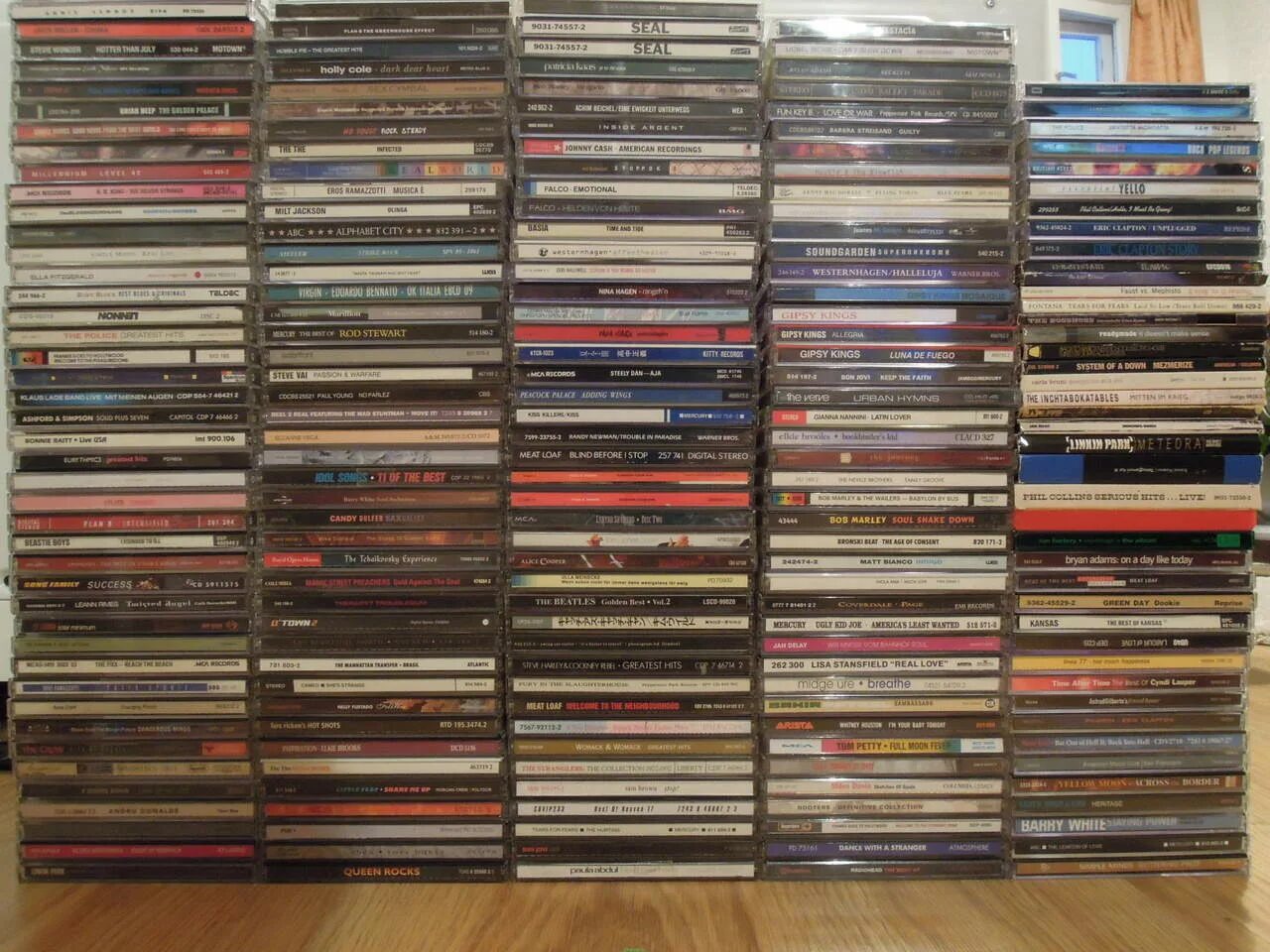 Коллекция музыкальных дисков. Коллекция СД дисков. Много дисков. Коллекция CD.