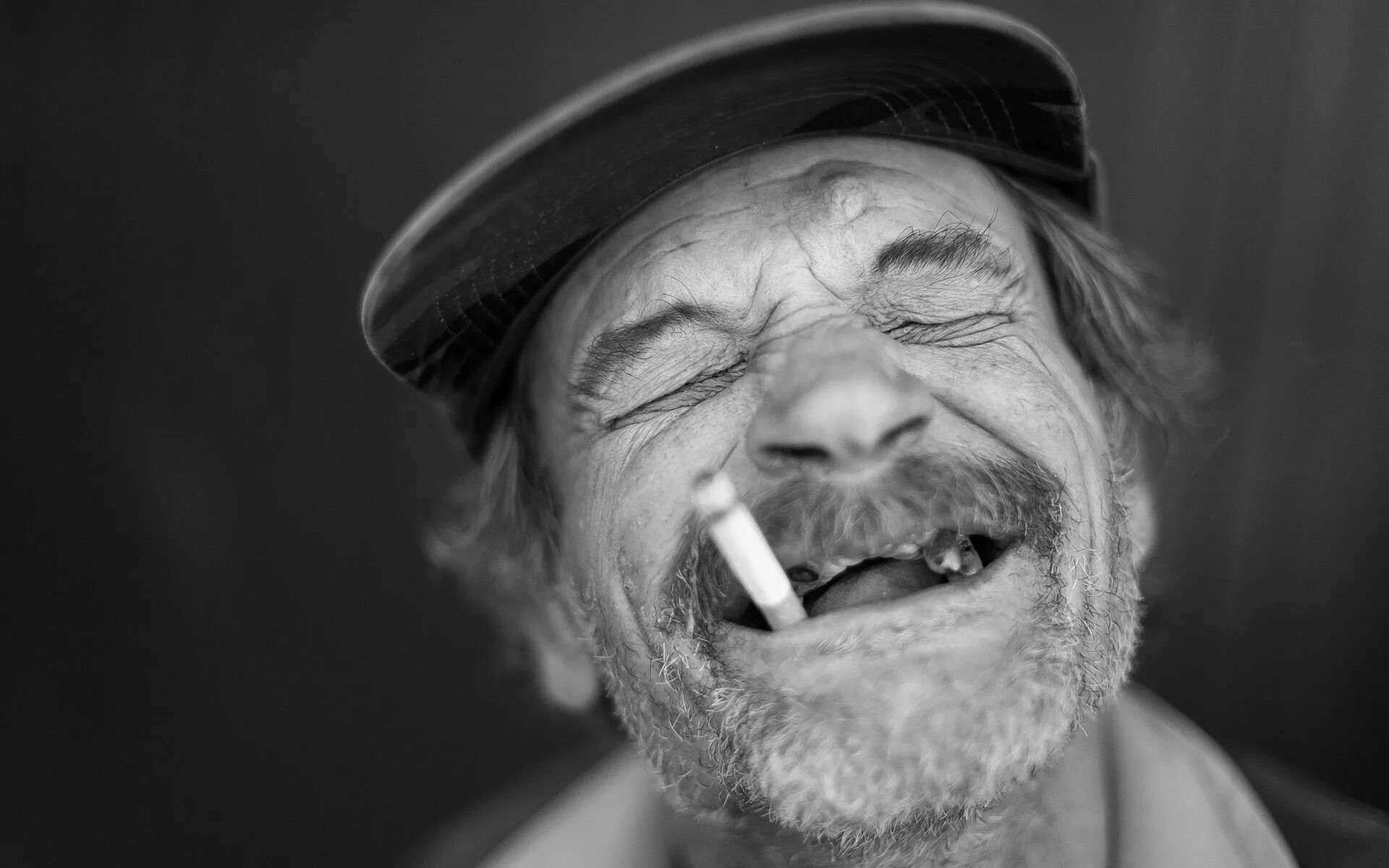Дед с сигаретой. Прикольные фото на аватарку для мужчин. Беззубая улыбка старика. Мужик в кепке с папиросой. Смешной дел
