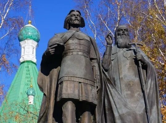 Памятник юрию всеволодовичу и епископу симону в нижнем новгороде. Памятник святому георгию всеволодовичу нижний новгород. Основатели нижнему. Портрет юрия всеволодовича основателя нижнего новгорода. Основатели нижнему.