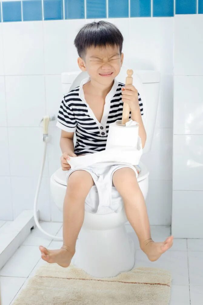 Сегодня какал тужился. Человек на горшке. Мальчик на унитазе. Туалет для мальчиков. Мальчик сидит в туалете.