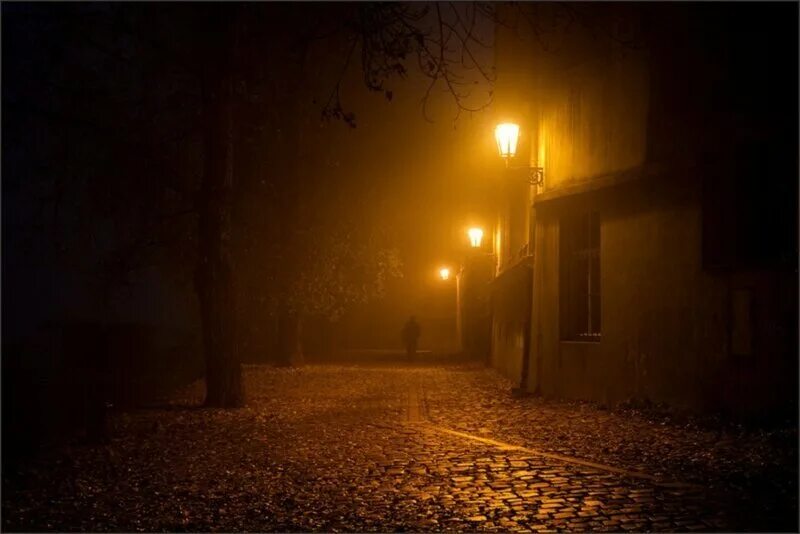 Темная улица с фонарями. Уличный фонарь ночью. Ночная улица с фонарями. Тёмная улица с фонорями. Загадочно манящим светом