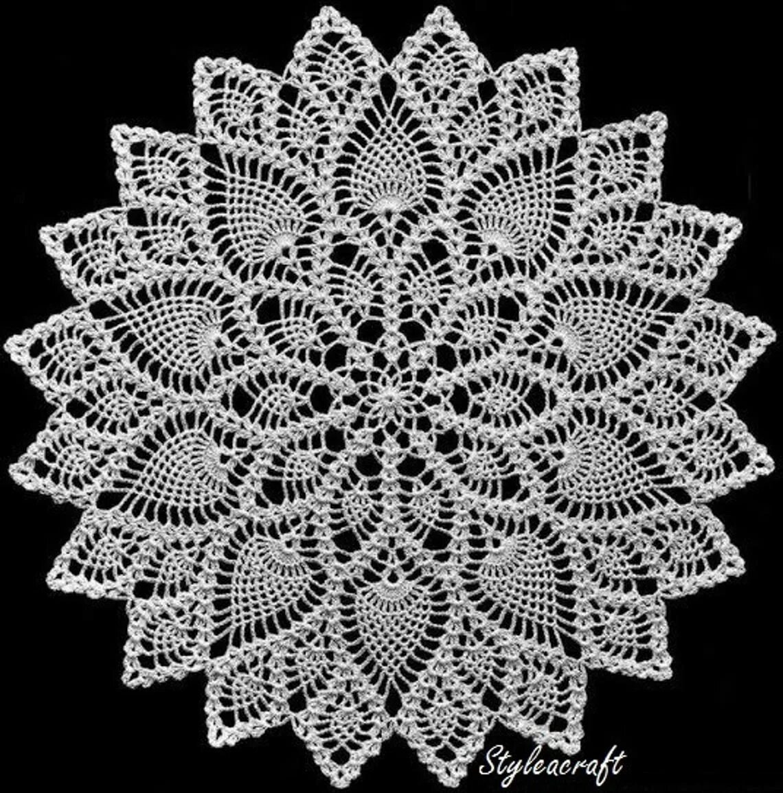 Крючком очень красивую салфетку. Салфетка Doily крючком. Ажурные вязаные салфетки. Красивая ажурная салфетка. Вязаные кружевные салфетки.