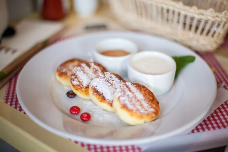 Банановые сырники. Завтрак. Левинсон сырники. Сырники от шеф повара. Завтрак сырники.